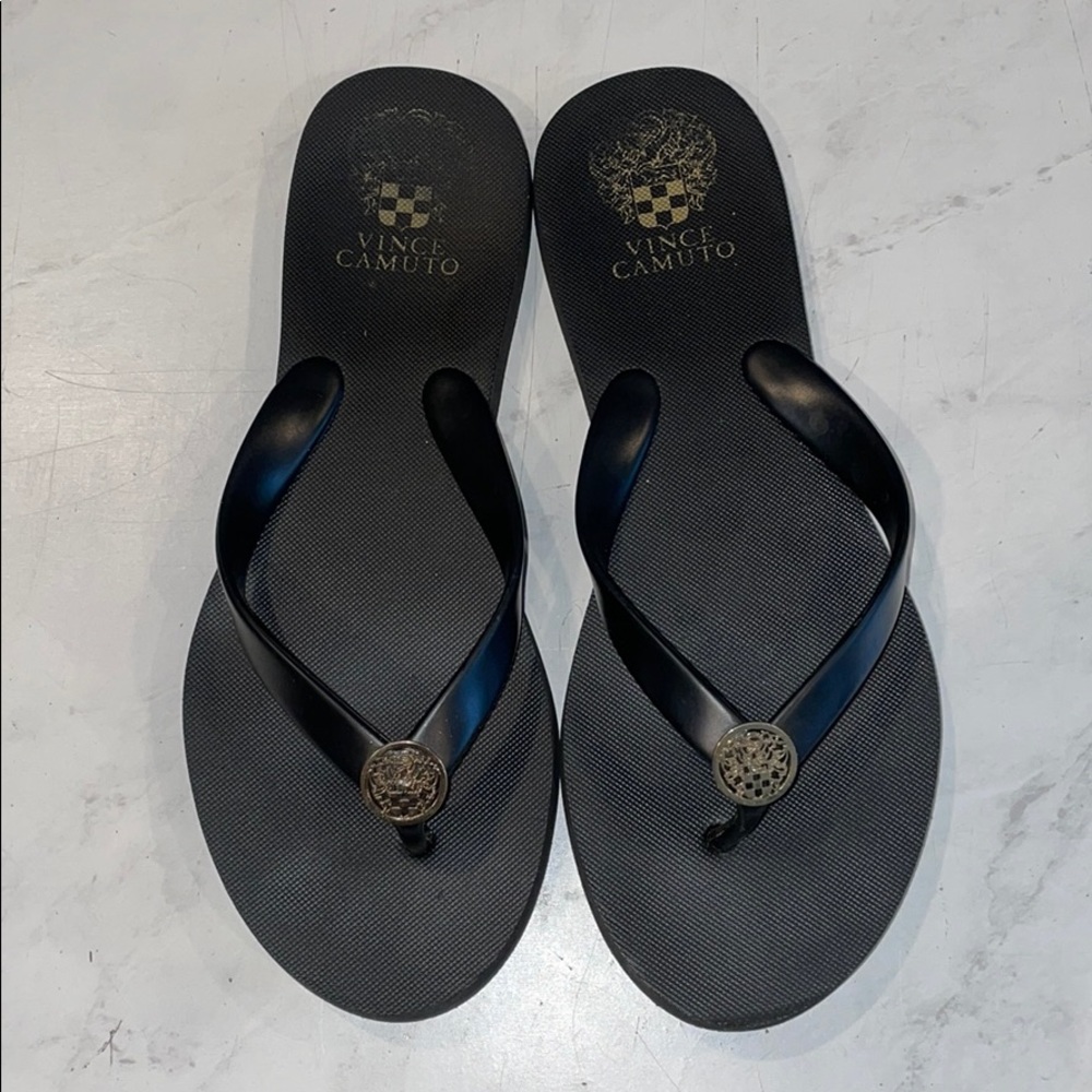 VINCE CAMUTO gold emblem sandals✨🖤